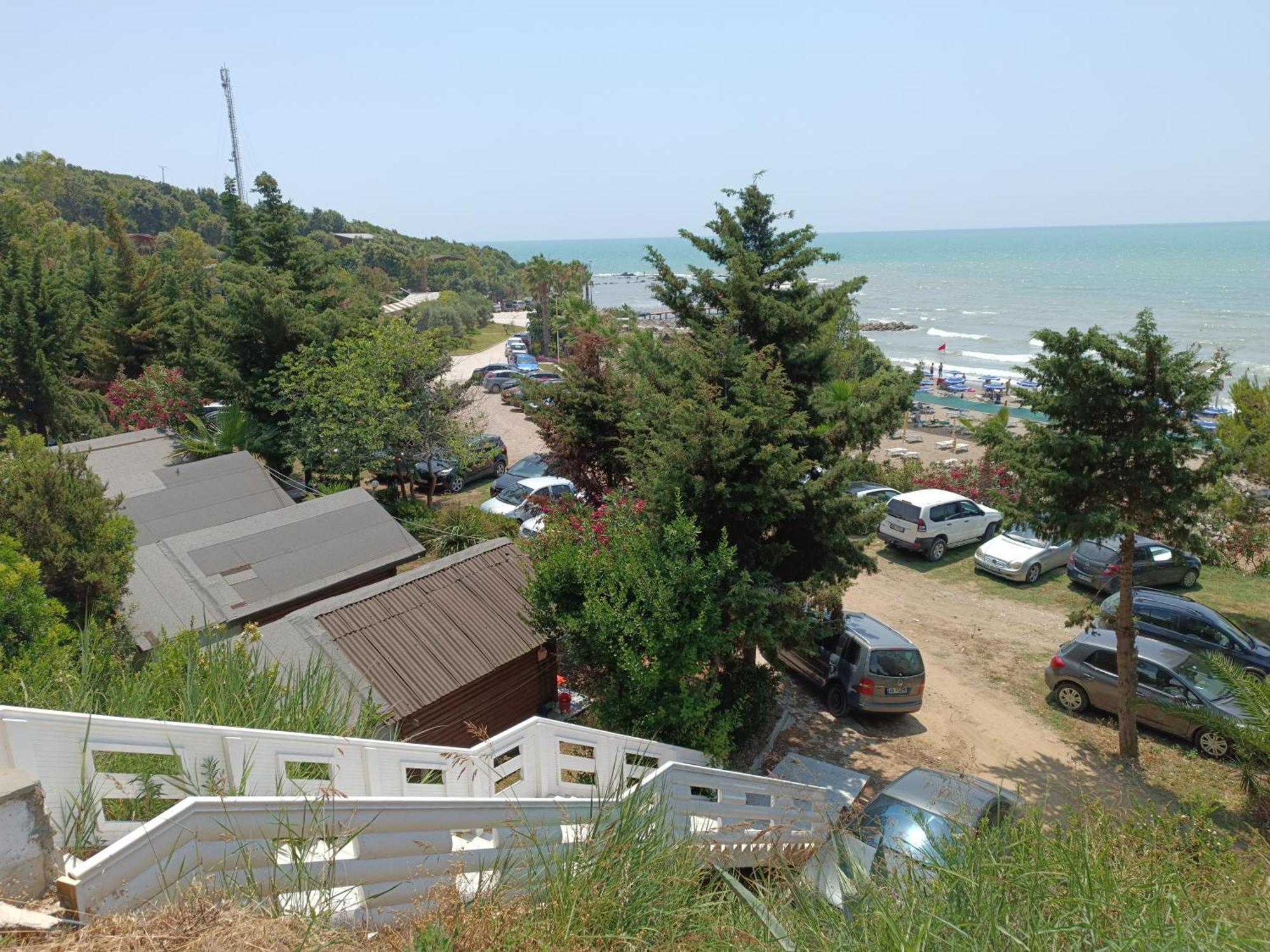 Plazhi Gjeneralit - Small Cabins - Bungalows - Apartaments - Villas - Suite Kavaje Exterior photo