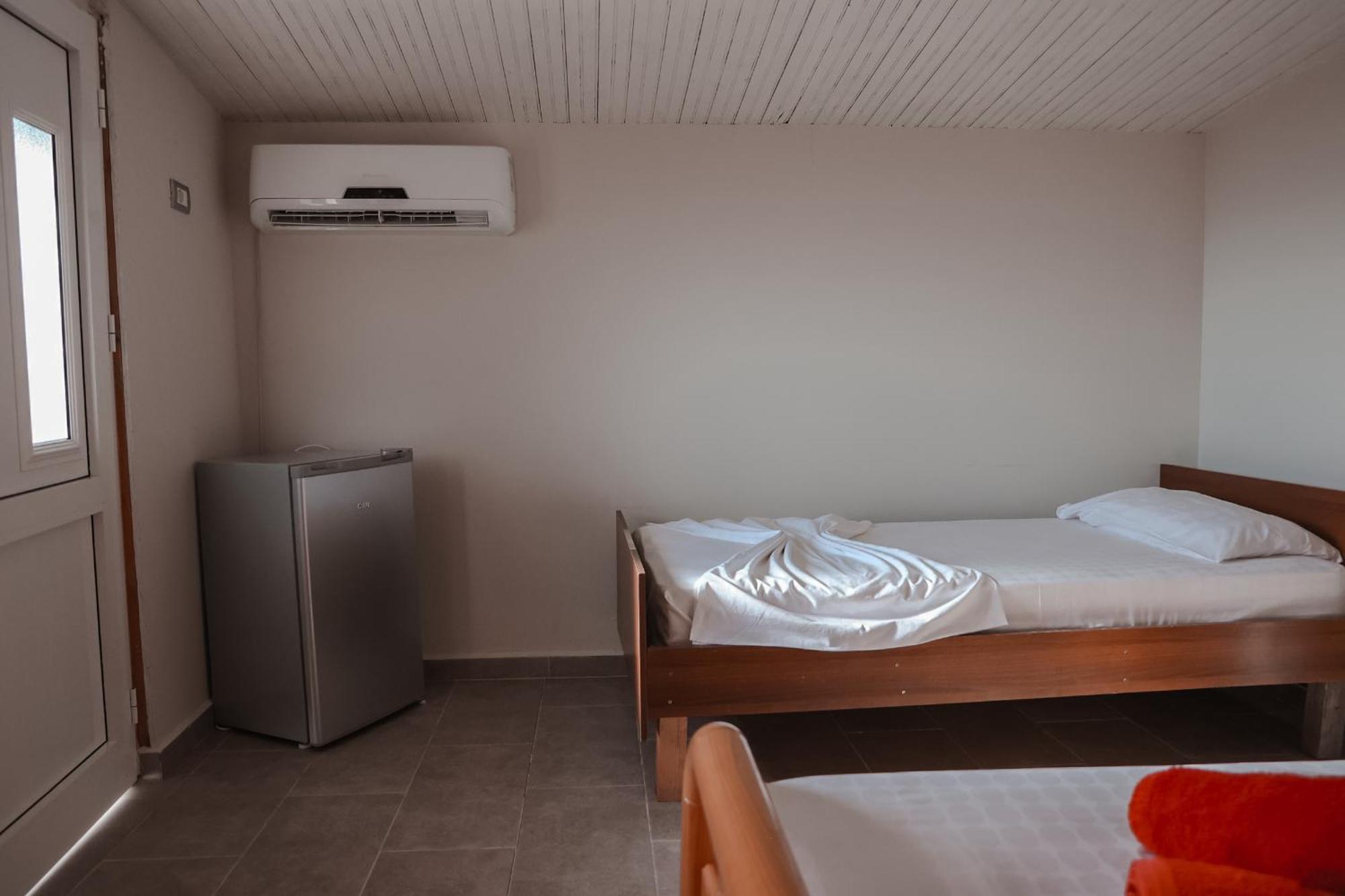 Plazhi Gjeneralit - Small Cabins - Bungalows - Apartaments - Villas - Suite Kavaje Exterior photo